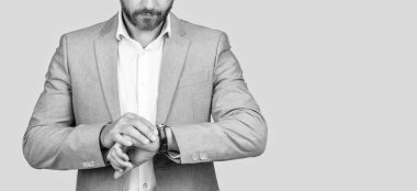 İş için son gün. İş hayatına geç kalan bir iş adamı. Zaman yönetimi. Dakik adam, nöbete geç kalma zamanını kontrol ediyor. Dakik iş adamı gri zamanı kontrol ediyor. Boşluk afişini kopyala.