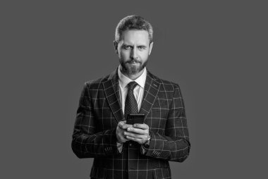 Gri yolda insan telefonu görüşmesi izole edildi. İş adamı sohbeti. İş adamı mesajlaşması ve mesajı. Sosyal ağ. Telefonu olan İspanyol bir iş adamı. Telefon kullanan bir iş adamı. Uzlaşma anlaşması.