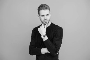 Lüks kol saati olan adamlar. Millennial yakışıklı adam kol saatini gösteriyor. Erkekler için moda aksesuarı. Erkek moda aksesuarı. Eli kollu bir adam. Kol saatini gösteren bir adam. Zaman dakikliği. Zarafet.