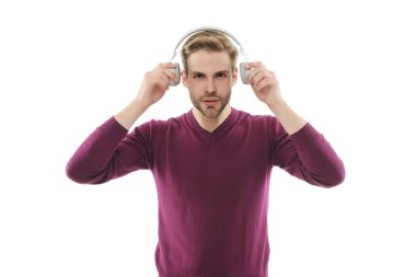 Müzik tarzı. Sesi dinle. Milenyum insanı yaşam tarzı. Yaşam tarzı ve müzik. Beyazlara izole edilmiş kulaklıkla müzik dinleyen bir adam. Modern milenyum insan yaşam tarzı. Çevrimiçi webinar.