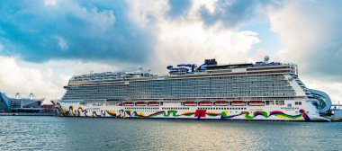 Miami, Florida, ABD - 4 Kasım 2024 Norveçli Cruise şirketi. Gemi turu ve deniz seyahati. NCL gemisi. Seyahat konsepti. Norveçli bir yolcu gemisi yolculuğu. Yaz tatilinde gezmek.