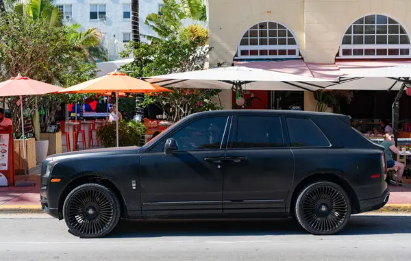 Miami, Florida, ABD - 06 Aralık 2024 Rolls Royce Cullinan 2024 çapraz otomobil. Rolls Royce Cullinan 'ın çapraz arabası. Araba Rolls Royce Cullinan dışarı park etmiş. Rolls Royce Cullinan, yan görünüm.