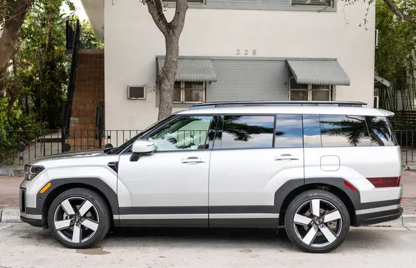 Miami, Florida, ABD - 08 Aralık 2024 Hyundai Santa Fe HEV Limited Cip. Hyundai Santa Fe HEV tipi bir araba. Hyundai 'nin arabası dışarıda park edilmiş. Hyundai Santa Fe, köşe manzaralı.