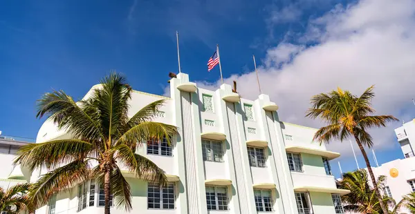 Art deco mimari bölgesi. Art Deco. Miami sahilinin modern binası. Okyanus yolculuğu. Ocean Drive 'daki Miami South Beach. Art Deco mimarisi. Mimari bina. Tarihi Bölge.