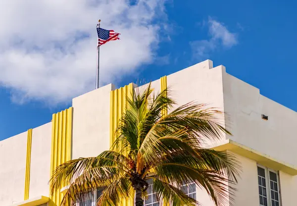 Art deco mimari bölgesi. Art Deco. Miami sahilinin modern binası. Okyanus yolculuğu. Ocean Drive 'daki Miami South Beach. Art Deco mimarisi. Mimari bina konutları.
