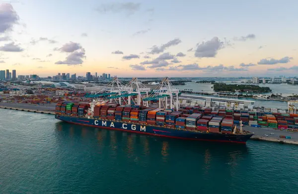 Miami, Florida, 11 Şubat 2025, nakliye konteynırı. Kargo konteynırlı Miami hava limanı. İhraç ve ithalat. Miami Limanı. Kargo gemisi Miami 'de konteynırla dolu, anten. Kargo boşaltılıyor.
