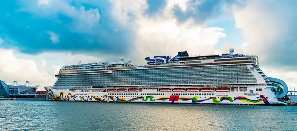 Miami, Florida, ABD - 4 Kasım 2024 Norveçli Cruise şirketi. Gemi turu ve deniz seyahati. NCL gemisi. Seyahat konsepti. Norveçli bir yolcu gemisi yolculuğu. Yaz tatilinde gezmek.