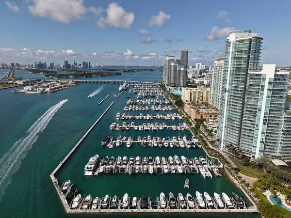 Miami güney sahili manzaralı. Yat kulübü. Marina Miami, Florida 'da. Özel rıhtım. Lüks yatı olan Güney Point Miami marinası. Yaz tatili. Lüks Güney Sahili marinası. Lüks bir yat. Sahne marinası.