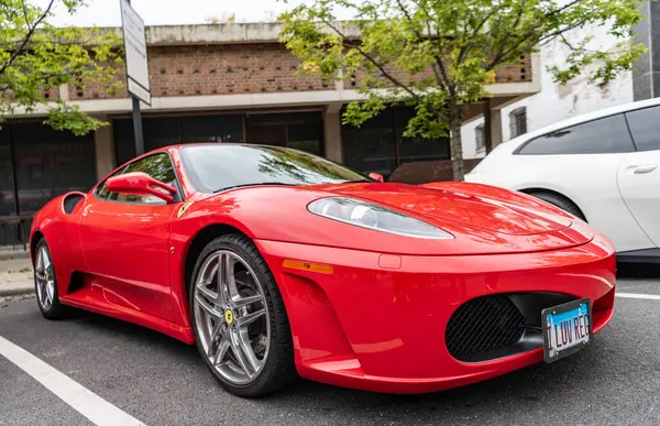 Chicago, Illinois - 29 Eylül 2024 Ferrari F430 kırmızı renk. Ferrari F430 sokağa park etmiş. Köşeden bak. Lüks Ferrari F430 Chicago 'da