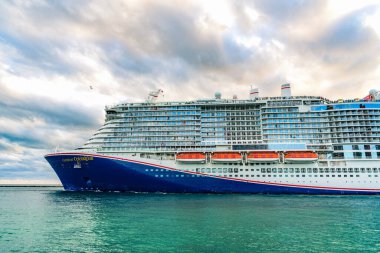 Miami, Florida, ABD - 23 Aralık 2024: yaz tatilinde tatil beldesi. Karnaval yolcu gemisi. Gemi turu ve deniz seyahati. Gemi Miami limanından ayrılıyor. Karnaval Gezi Gezisi Gezisi Kutlaması.