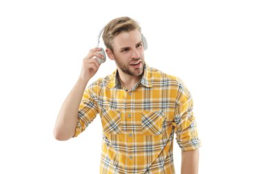 Müzik tarzı. Ses kitabını dinle. Milenyum insanı yaşam tarzı. Yaşam tarzı ve müzik. Beyazlara izole edilmiş kulaklıkla müzik dinleyen bir adam. Öğrenci milenyum erkek yaşam tarzı. Ayarlanabilir kafa bandı.