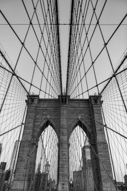 Brooklyn 'deki tarihi köprünün mimarisi. New York Köprüsü, Manhattan ve Brooklyn 'i birbirine bağlıyor. New York 'un Brooklyn Köprüsü. Amerikan mimarisi tarihi eser. Çarpıcı mimari.