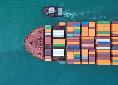 Kargo gemisi limandan ayrılıyor. Konteyner gemisi. İhraç ve ithalat. Kargo işi. Nakliye lojistiği. Konteynırlı kargo gemisi, hava manzaralı. Kargo gemisinde nakliye konteynırı. Deniz taşımacılığı.