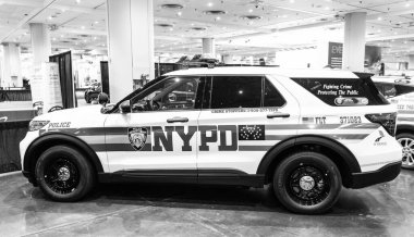 New York City, ABD - 27 Mart 2024 Ford Explorer Polis Müdahale Aracı NYPD arabası New York Uluslararası Otomobil Fuarı, yan görüş.