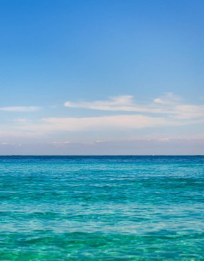 Okyanusun dalgalı suyu. Aquamarine okyanus doğası. Temiz turkuaz deniz suyunun arka planı. Idyllic yaz tatili. Karayip Denizi. Dalgalı yüzey. Okyanus sahili. Deniz suyu yüzeyi.