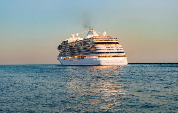 Miami, Florida, ABD - 07 Aralık 2024: gemi turu. Denizde seyahat etmek. Gemi limandan ayrılıyor. Yedi deniz Grandeur yolcu gemisi yolculuğu. Yaz tatilinde gemi turu. Naip yedi deniz yolculuğu..