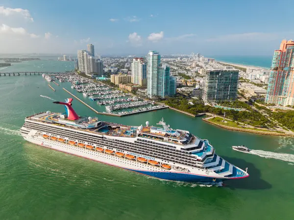 Miami, Florida, ABD - 31 Mart 2025: Karnaval yolcu gemisi. Gemi turu. Seyahat acentesi. Gemi Miami sahil limanından ayrılıyor. Karnaval Fetih yolcu gemisi yolculuğu. Yaz tatilinde gezmek.