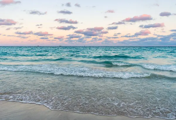 Deniz ufkuyla gökyüzü. Deniz doğarken sakin ufuk manzarası. Deniz manzarasında romantik yaz tatili gündoğumu. Deniz ufku manzarası. Yaz tatilinde bulutlu gökyüzü ve deniz manzarası. Deniz dalgaları.