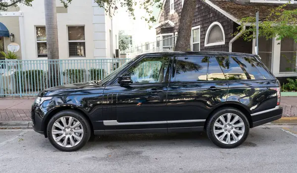 Miami, Florida, ABD - 08 Aralık 2024 Land Rover Range Rover 'ın lüks SUV arabası. Land Rover 'ın arabası dışarıda park edilmiş. Range Rover SUV 2016 siyah renk, köşe görünümü.