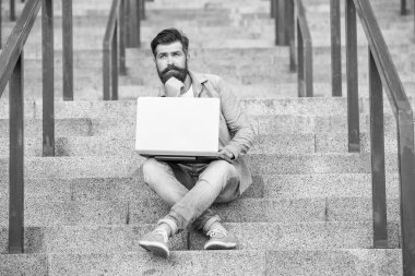 Dizüstü bilgisayarı olan serbest çalışan adam, uzayı kopyala. Serbest çalışan adamın dışarıda bilgisayarlı iletişimi var. Serbest çalışan adamın dışarıda bilgisayar bağlantısı var. Serbest Çalışan Adam 'ın online bilgisayar iletişimi var.