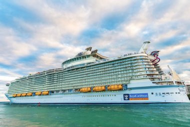 Miami, Florida, ABD - 23 Aralık 2024: Seas yolcu gemisi seferi senfonisi. Yaz tatilinde gemi turu. Royal Karayipler Uluslararası yolcu gemisi. Gemi turu. Lüks gemi gezisi..