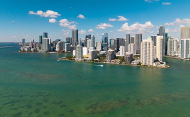 Miami şehir merkezindeki Brickell Key 'deki modern gökdelenin havadan görünüşü. Miami 'nin silüeti. Brickell şehir merkezi. Modern şehir binası ve gökdelen. Şehir merkezinin silüeti. Panoramik Miami Merkezi.