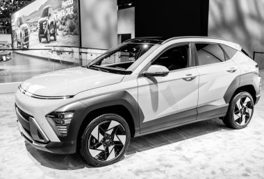 New York City, ABD - 27 Mart 2024 Hyundai Kona arabası New York Uluslararası Otomobil Fuarı, yan görüş.