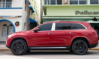 Miami, Florida, ABD - 16 Aralık 2024 Mercedes Benz Maybach GLS 600 'ün kırmızı lüks SUV arabası. Mercedes Benz 'in arabası dışarıda park edilmiş. Mercedes Benz GLS kırmızı renk, yan görünüm. Mercedes Benz GLS SUV araba.