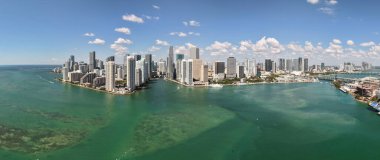 Miami şehir merkezi panoraması. Şehir merkezindeki panoramik şehir manzarası. Şehir mimarisi silüeti. Miami ufuk çizgisi manzarası. Miami gökdelen şehri. Brickell Key 'in panoramik silueti. Seyahat yeri.