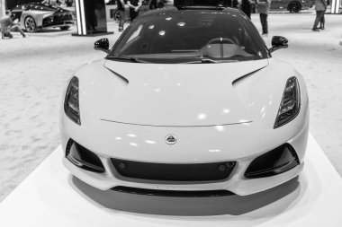 New York City, ABD - 27 Mart 2024: Lotus Emira spor araba sarı renkli New York Uluslararası Otomobil Fuarı, ön manzara.