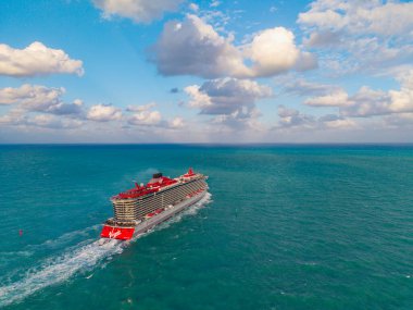 Miami, Florida, ABD - 28 Mart 2025: Gemi turu ve deniz yolculuğu. Seyahat acentası turu. Cesur bayan yolcu gemisi yolculuğu. Yaz tatili için gemi turu. Bakire Yolculukları ve Bain Capital. Deniz meltemi.