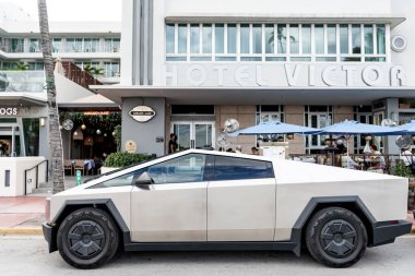 Miami, Florida, ABD - 06 Aralık 2024 Tesla Cybertruck elektrikli kamyonet vagonu. Tesla Cybertruck 'ın elektrikli arabası. Tesla Cybertruck 'ın arabası dışarıda park edilmiş. Tesla Cybertruck, yan görüş.