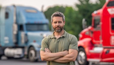 Nakliye araçları. Yarı kamyon aracı. İspanyol kamyoncu adam. Kamyonun önünde yakışıklı bir şoför. Kamyon sahibi. Kamyon şoförü. Kamyon kamyonunun yanında bir erkek kamyon şoförü. Nakliye şirketi..