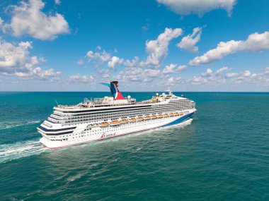 Miami, Florida, ABD - 27 Mart 2025: Denize açılan gemi. Karnaval Gündoğumu yolcu gemisi yolculuğu. Yaz tatilinde gemi turu. Karnaval yolcu gemisi. Gemi turu ve deniz yolculuğu..