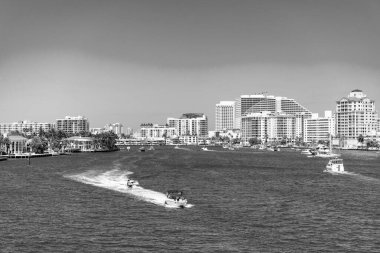 Fort Lauderdale, Florida, ABD - 25 Mart 2023: modern mimari ve yatlarla Fort Lauderdale lüks şehir manzarası.