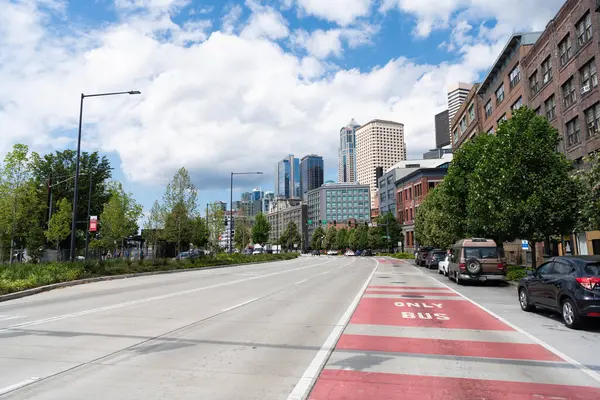 Seattle, Washington, ABD, 26 Temmuz 2024: Seattle şehir yolu. Seyahat güzergahı. Şehir manzaralı bir şehir manzarası. Caddenin ortasında. Seattle 'ın varış noktası. Şehir manzarası.