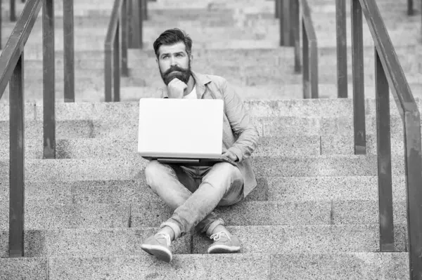 Dizüstü bilgisayarı olan serbest çalışan adam, uzayı kopyala. Serbest çalışan adamın dışarıda bilgisayarlı iletişimi var. Serbest çalışan adamın dışarıda bilgisayar bağlantısı var. Serbest Çalışan Adam 'ın online bilgisayar iletişimi var.