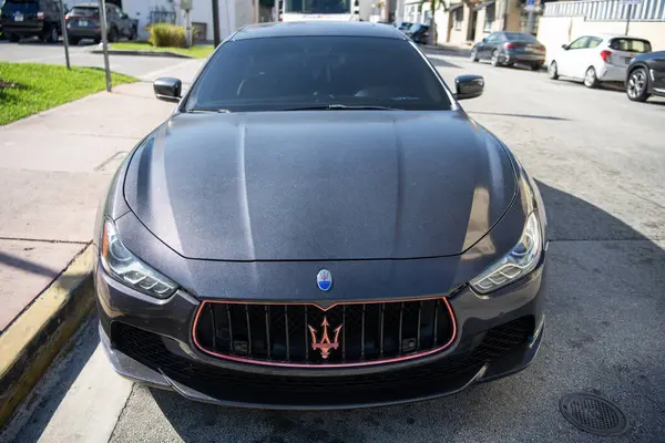 Miami, Florida, ABD - 06 Aralık 2024: Maserati Ghibli 2025 spor yara izi. Maserati Ghibli 'nin lüks spor arabası. Maserati Ghibli 'nin arabası dışarıda park edilmiş. Maserati Ghibli, ön manzara..