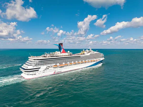 Miami, Florida, ABD - 27 Mart 2025: Denize açılan gemi. Karnaval Gündoğumu yolcu gemisi yolculuğu. Yaz tatilinde gemi turu. Karnaval yolcu gemisi. Gemi turu ve deniz yolculuğu..