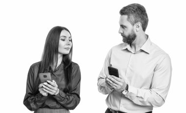 İnternet işi. Takım elbiseli iş adamı ve kadın telefon kullanıyor. İş adamıyla mesajlaşıyorum. İş adamı ve sekreterin telefonda mesajlaşması beyazdan izole edilmiş. İş mesajlaşması. iletişim aracı.