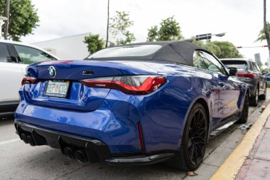 Miami, Florida, ABD - 07 Aralık 2024: BMW M3 spor arabası. BMW M3 aracının lüks arabası. BMW M3 'ün arabası dışarıda park edilmiş. BMW M3 aracı, köşe görünümü.