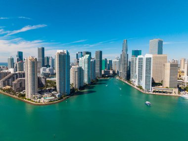Florida, Brickell Key 'den Miami' ye. Şehir merkezinde bir gökdelen. Şehir manzarası silüeti. Miami 'deki Brickell binası. Gökdelen mimarisi olan Brickell Skyline. Şehir silüeti.