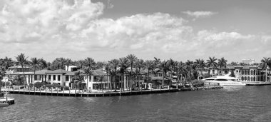 Florida 'nın tropikal körfezine git. Tropik cennet tatil beldesinde yaz tatili. Yat iskelesi olan lüks bir yazlık villa. Yaz cennetinde tatil. Yazın lüks bir tatil köyü. Panoramik görünüm.