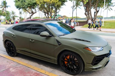 Miami, Florida, ABD - 08 Aralık 2024: Luxur yeşil renkli Lamborghini Urus S tipi spor araba. Lamborghini Urus 'un arabası dışarıda park halinde. Lamborghini Urus, köşe manzaralı. 2024 Lamborghini Urus S SUV arabası.