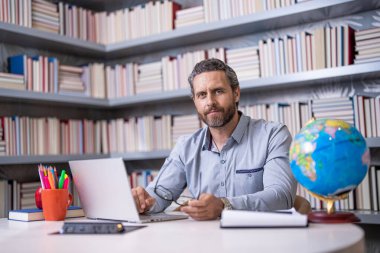 Öğretmen sanal sınıflarla uzaktan eğitim alıyor. uzaktan eğitim. Öğretmen çevrimiçi uzaktan kumanda. uzak özel eğitim. Bilgi ve eğitim. Öğretmen dizüstü bilgisayarda çalışıyor. Çevrimiçi sınıflar.