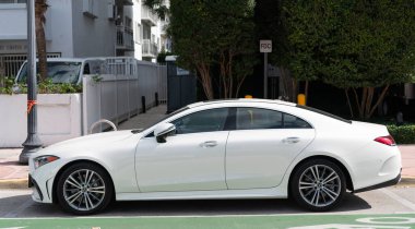 Miami, Florida, ABD - 11 Aralık 2024: beyaz Mercedes Benz C257 lüks sedan. Mercedes Benz C257 tipi lüks bir sedan araba. Mercedes Benz 'in arabası dışarıda park edilmiş. Mercedes Benz C257, köşe manzaralı..