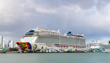 Miami, Florida, ABD - 03 Kasım 2024: Norveç yolcu gemisi yolculuğu. Yaz tatilinde gemi turu. Norveçli gemi şirketi. Gemi turu ve deniz seyahati. NCL Gemisi.