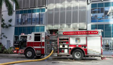 Miami, Florida, ABD - 01 Aralık 2024: Miami 'de yangın kurtarma. Dışarıda büyük bir itfaiye aracı var. İtfaiye aracı, yan görüş. İtfaiye aracının paspası. İtfaiye aracı. Yoğun itfaiye.