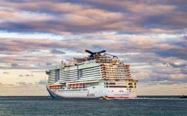 Miami, Florida, ABD - 23 Aralık 2024: Karnaval yolcu gemisi. Gemi turu ve deniz seyahati. Gemi Miami limanından kalkıyor. Karnaval yolcu gemisi seyahati. Yaz tatilinde gezmek.