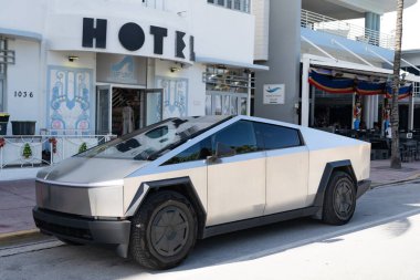 Miami, Florida, ABD - 17 Aralık 2024 Tesla Cybertruck elektrikli kamyonet vagonu. Tesla Cybertruck 'ın elektrikli arabası. Tesla Cybertruck 'ın arabası dışarıda park edilmiş. Tesla Cybertruck, köşe manzaralı..